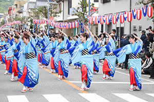ハイヤ総踊りの様子